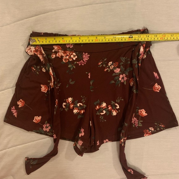 Cute soft high waisted shorts w/front tie, size M - Picture 2 of 4